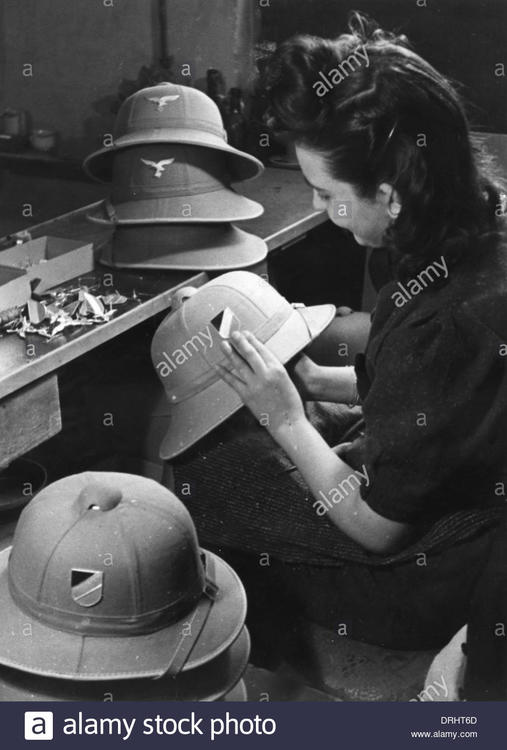 making-pith-helmets-for-the-german-afrika-korps-wwii-DRHT6D.jpg