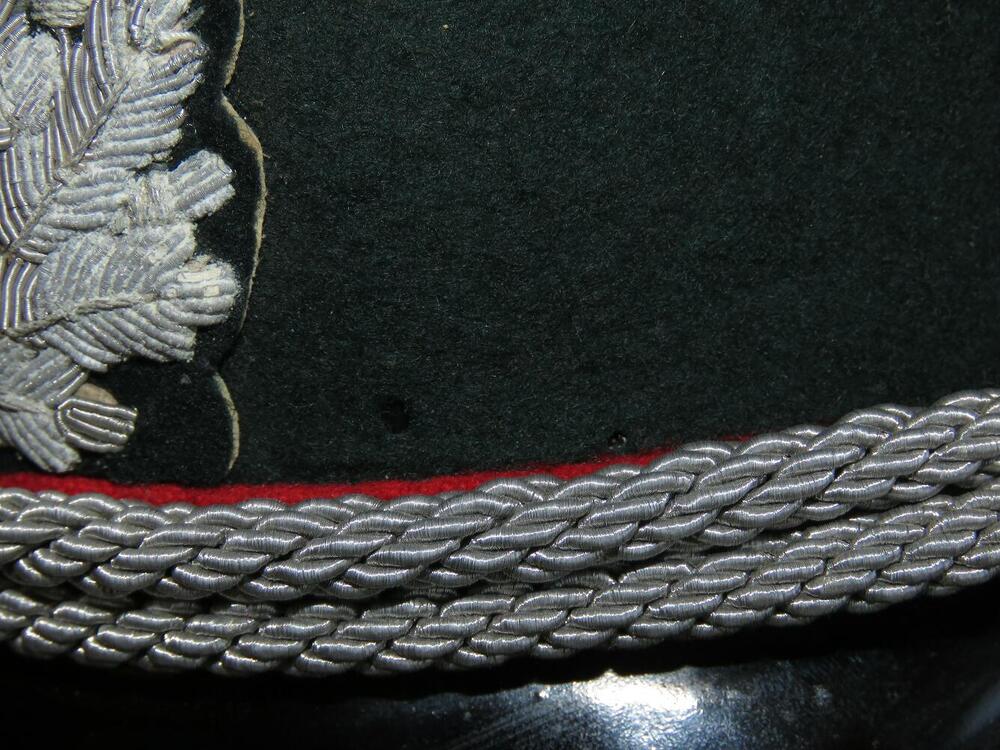 wehrmacht-officer-s-cap-artillery-pekuro-stirndruckfrei-12471-9.thumb.JPG.0ef213fada4baf84db19da8e4b289322.JPG